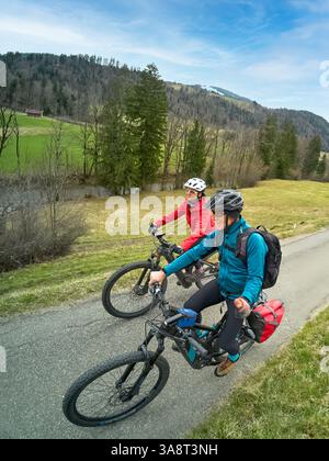 Nettes Seniorenpaar mit Radfahren und Spaß im Iller Tal, Allgäuer Alpen, Bayern, Deutschland Stockfoto