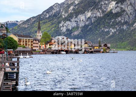 HALLSTATT, ÖSTERREICH - 18. MAI 2019: Das ist ein Blick auf die kleine Stadt am Ufer des Hallstattersees im Salzkammergut. Stockfoto