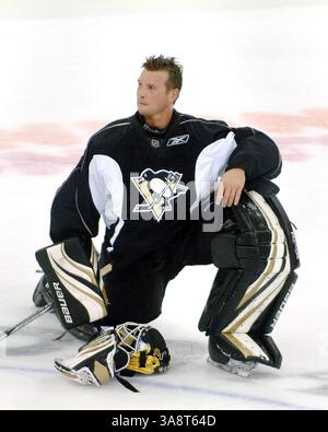 30. Oktober 2008 – Pittsburgh, PA, USA – 13. September 2009 – Pittsburgh, Pennsylvania – Goalie für die Pittsburgh Penguins, BRENT JOHNSON kommt zum ersten Tag des Trainingslagers in der Mellon Arena. Dies war das erste Mal, dass die Pittsburgh Penguins seit dem Gewinn der Stanley Cup Championship 2008-2009 auf dem Eis waren. Foto: Jason L Nelson/AdMedia Stockfoto
