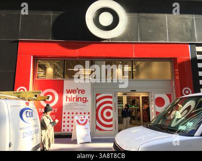 19. Oktober 2017 - USA - Target hat diese Woche seinen neuen Laden auf dem Herald Square in Manhattan eröffnet. (Bild: © Kavita Kumar/TNS via ZUMA Wire) Stockfoto