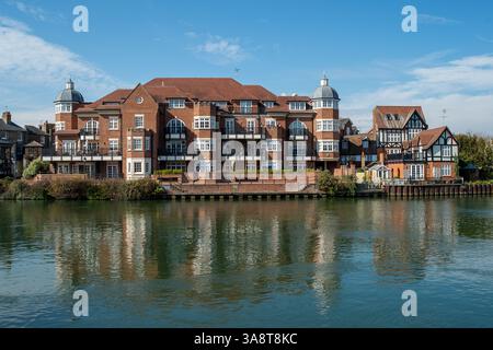 Windsor, Berkshire, Großbritannien. März 2025. Blick auf die Eton Riverside Apartments in Eton auf der anderen Seite der Themse. Es war heute ein wunderschöner sonniger Morgen in Eton, Windsor, Berkshire. Kredit: Maureen McLean/Alamy Stockfoto