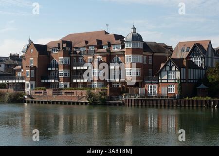 Windsor, Berkshire, Großbritannien. März 2025. Blick auf die Eton Riverside Apartments in Eton auf der anderen Seite der Themse. Es war heute ein wunderschöner sonniger Morgen in Eton, Windsor, Berkshire. Kredit: Maureen McLean/Alamy Stockfoto