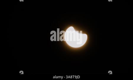 Partielle Sonnenfinsternis über dem Londoner Himmel – März 2025 Stockfoto