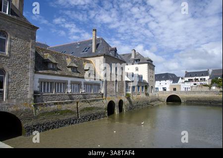 Brücke über die Flussmündung bei Pont l'Abbe, Bretagne, Frankreich Stockfoto