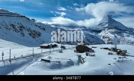 Panoramalandschaft der Gornergrat-bahn, die bei sonnigem Winter die Gipfelstation mit Matterhornhintergrund in Zermatt aufsteigt Stockfoto