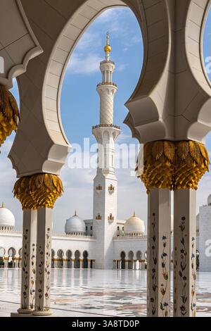 Abu Dhabi, VAE - 27. Februar. 2023: Minarett Weiße Marmorsäulen mit Flora-Muster in der Scheich-Zayed-Moschee, Vereinigte Arabische Emirate Stockfoto