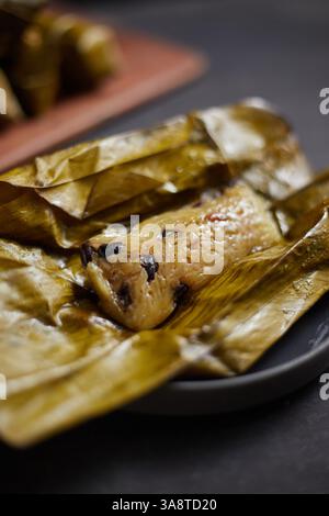 Nahaufnahme klebriger Reis mit Banane (Khao Tom Mat), thailändisches Dessert Stockfoto