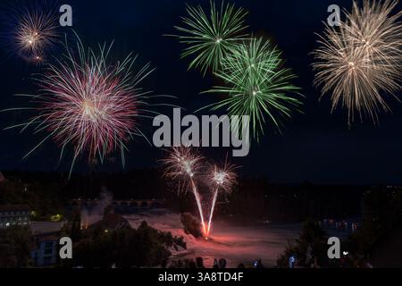 Feuerwerk über dem Rhinefall, um traditionell den Schweizerischen Nationalfeiertag am 1. Zu feiern. August jedes Jahres Stockfoto