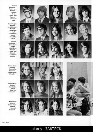 Die 1973 erschienene Ausgabe von Talons von der Cooper High School dokumentiert wichtige Ereignisse aus dem Schuljahr 1972-1973, darunter Schülerleistungen, Leichtathletik, außerschulische Aktivitäten und Schulgeist. Stockfoto