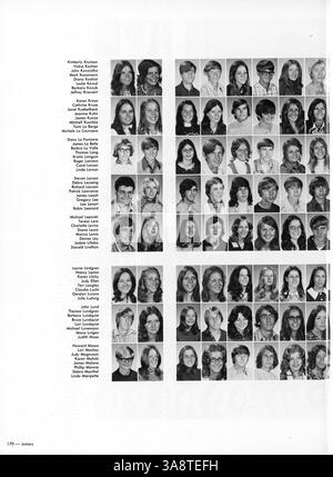 Diese Ausgabe des Jahrbuchs „Talons“ von der Cooper High School 1973 beleuchtet die wichtigsten Veranstaltungen des Schuljahres mit Schülern, Lehrern, Clubs, Leichtathletik, und andere Schulaktivitäten von 1972 bis 1973. Stockfoto