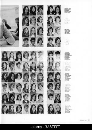 Diese Ausgabe des Jahrbuchs 1973 Talons bietet einen umfassenden Einblick in die Schülerschaft, die Fakultät, den Sport, die Vereine und die wichtigsten Momente des akademischen Jahres 1972-1973 der Cooper High School. Stockfoto