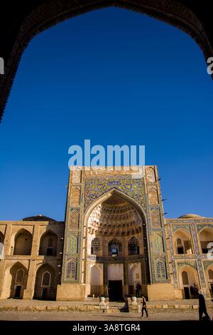 Buchara, Usbekistan - 9. Juli 2024: Antike Madrasa und Abdulaziz Khan Portal in Buchara, Usbekistan Stockfoto