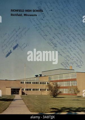 In diesem Jahrbuch der Richfield High School, Aurean 1965, werden die wichtigsten Momente des Schuljahres 1964-1965 aufgezeichnet, wobei der Schwerpunkt auf Schülern, Lehrern und schulweiten Veranstaltungen liegt. Stockfoto