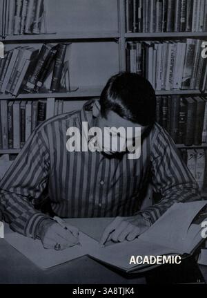 Die Ausgabe 1965 des Jahrbuchs Aurean, Richfield High School, dokumentiert die Aktivitäten der Schule, die Leistungen der Schüler, die sportlichen Leistungen und die gesellschaftlichen Ereignisse des Schuljahres 1964-1965. Stockfoto