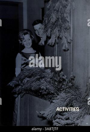 Das Jahrbuch „Aurean“ von der Richfield High School im Jahr 1965 zeigt Highlights aus dem Studentenleben, der Leichtathletik, der Vereine, der Fakultät und wichtigen Veranstaltungen des Schuljahres 1964-1965. Stockfoto