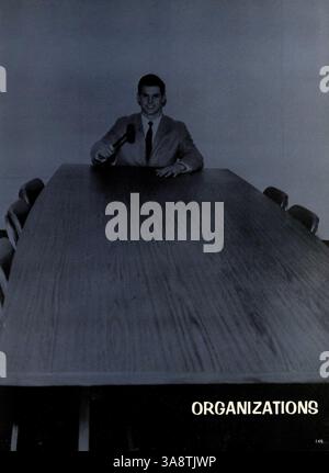 Das Jahrbuch „Aurean“ 1965 der Richfield High School zeigt die Schüler, Lehrer, Leichtathletik, Vereine und wichtige Ereignisse des Schuljahres 1964-1965 auf. Stockfoto