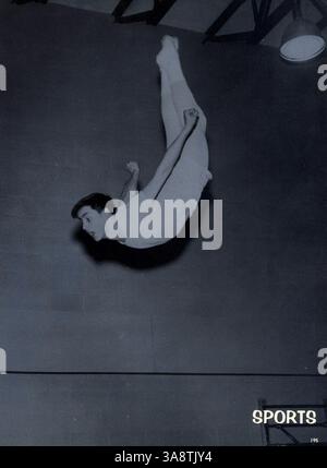 Die Ausgabe 1965 des Jahrbuchs „Aurean“ von der Richfield High School zeigt das Schuljahr 1964-1965, in dem Schüler-, Lehrer-, Leichtathletik- und Club-Highlights festgehalten werden. Stockfoto