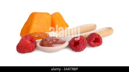 Babynahrung. Löffel mit leckerem Püree und Zutaten auf weißem Hintergrund Stockfoto