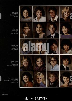 Das 1983 Park Center High Yearbook spiegelt die unvergesslichen Erlebnisse des Schuljahres 1982-1983 wider und enthält Informationen über Schüler, Leichtathletik und wichtige Schulveranstaltungen. Stockfoto