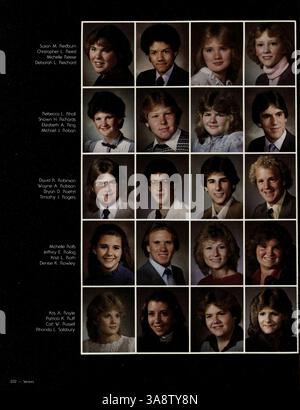 Das Park Center High Yearbook 1983 erfasst die Erfahrungen, Sportarten und Veranstaltungen der Schüler, die das akademische Jahr 1982-1983 geprägt haben, und dokumentiert wichtige Momente der Schule. Stockfoto