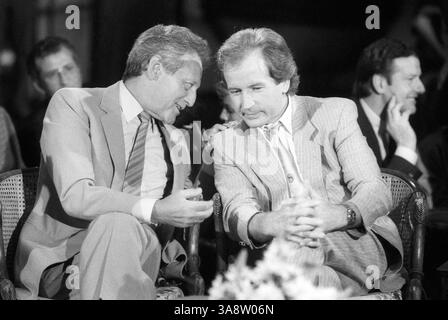 REKORDDATUM NICHT ANGEGEBEN Hans Rosenthal li. mit Max Schautzer 08/85 VZ Hans Rosenthal li. mit Max Schautzer im August 1985 in 3nach9 , RB Mann Deutschland deutsch Deutscher Moderator Moderatoren deutsche Männer TV Fernsehen III nach 9 Talk Talkshow deutscher Moderator quer halb sitzend sprechend flüsternd lächelnd SW *** Hans Rosenthal links bei Max Schautzer 08 85 VZ Hans Rosenthal links bei Max Schautzer im August 1985 in 3nach9 RB man Deutschland Deutsch Moderator Moderator Moderatoren Deutsch Männer TV TV III nach neun 9 Talk Talk Talk Show Deutsch Moderator Cross hal Stockfoto