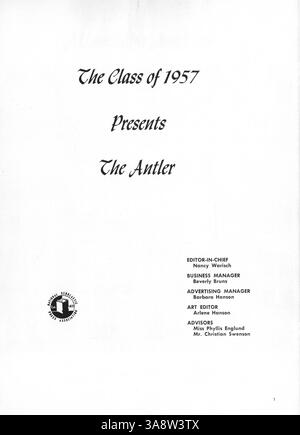 Das Jahrbuch „Antler“ der Minnehaha Academy 1957 bietet einen Überblick über die Aktivitäten des Schuljahres, einschließlich Leistungen der Schüler, Beiträge der Lehrkräfte und sportliche Highlights. Stockfoto