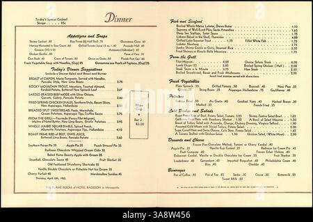 Ein zweifach gefaltetes Abendmenü aus dem Flame Room Restaurant mit Vorspeisen, Hauptgerichten, Meeresfrüchten, Steaks, Beilagen, und Getränke. Auf der Rückseite des Menüs sind Getränke und alkoholische Getränke aufgeführt. Stockfoto