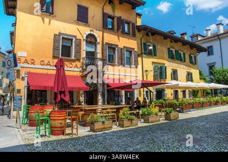 Udine, Italien - 9. Juli 2024. Piazzetta Antonini in Udine. Traditionelle venezianische Gebäude aus dem 17. Bis 18. Jahrhundert mit Umbauten aus der Barockzeit, heute Bars Stockfoto