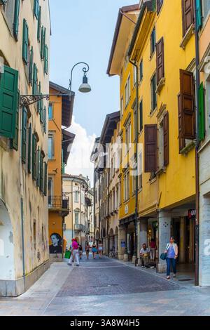Udine, Italien - 9. Juli 2024. Via Paolo Canciani, eine historische Straße in Udine. Traditionelle italienische Stadthäuser, erbaut zwischen 15. Und 19. Jahrhundert. Venezianisch und Habsburg Stockfoto