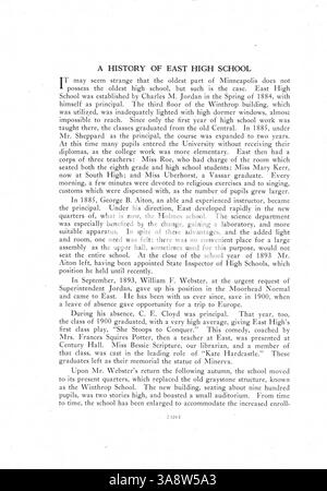 In diesem Jahrbuch „Cardinal Tenth Anniversary Number“ 1916 werden die Aktivitäten der Schüler, die Beiträge der Lehrkräfte, die Leichtathletik und die wichtigsten Schulveranstaltungen an der East High erfasst. Stockfoto