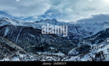 Panoramalandschaft des Zermatter Stadttals berühmtes Reiseskigebiet und der berühmte Matterhorn Gipfel bei Sonnenaufgang in den schweizer alpen, Schweiz. Die Schneedecke Stockfoto