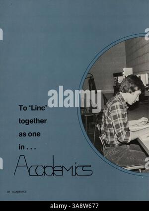 Das Jahrbuch "Bear '80" von der Lincoln High School dokumentiert das akademische Jahr 1979-1980, in dem Studenten, Dozenten, Clubs, Sport, und andere wichtige Ereignisse. Es dient als historische Reflexion der damaligen Kultur und Aktivitäten der Schule. Stockfoto