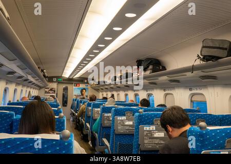 Menschen, die mit dem Shinkansen Nozomi 116 von Kyoto nach Tokio fahren Stockfoto