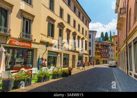 Udine, Italien - 9. Juli 2024. Via Riva Bartolini, eine Fußgängerzone mit Kopfsteinpflaster in Udine. Links: Neoklassizistisches Gebäude. Hintergrund: C17th-19th Stockfoto