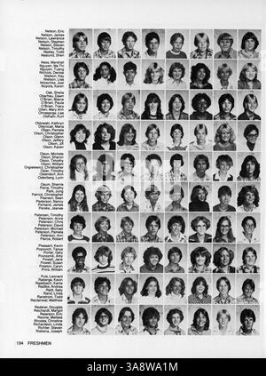 Das Jahrbuch „Bear '80“ dokumentiert das Schuljahr 1979-1980 an der Lincoln High mit Schülern, Lehrern, Clubs, Leichtathletik, und große Schulveranstaltungen. Stockfoto