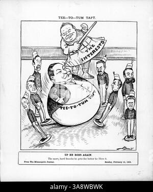 Ein politischer Zeichentrick zeigt, wie Präsident Taft von einer Figur getroffen wird, die als "die Interessen" bezeichnet wird, während ihn Spielzeugsoldaten, die andere politische Kandidaten repräsentieren, umgeben. Der Zeichentrick spiegelt politische Spannungen wider, einschließlich der Opposition gegen Taft durch mehrere Fraktionen während seiner Präsidentschaft. Er bezieht sich auf Tafts Widerstandsfähigkeit gegenüber politischen Herausforderungen, wie in der Minneapolis Tribune berichtet wird. Stockfoto