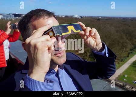 Leiter des Planetariums Björn Voss mit Schutzbrille. Die Partielle Sonnenfinsternis in Hamburg am 29.03.2025 gut zu sehen Hunderte von Zuschauern bewundern das Naturschauspiel von der Aussichtsplatform auf dem Planetarium mit Schutzbrillen und per Fernrohr die partielle Sonnenfinsternich dauert von ca 2 Stunden der Mond schob sich zum Teil vor die Sonne und verdeckte diese zu ca. 20 Prozent. Links auf der Sonne sieht man auch zum Teil die sogenannten Sonnenflecken Dort sind die Temperaturen auf der Sonne etwas niedriger. Die Bilder der Sonnenfinsternis sind mit einer speziellen Astrofolie als Stockfoto