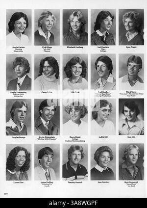 Das Jahrbuch „Osseo's Greatest Hits“ aus dem Jahr 1981 zeigt die Aktivitäten der Schüler, die sportlichen Leistungen, die Beteiligung der Lehrkräfte und andere wichtige Ereignisse aus dem Schuljahr. Stockfoto