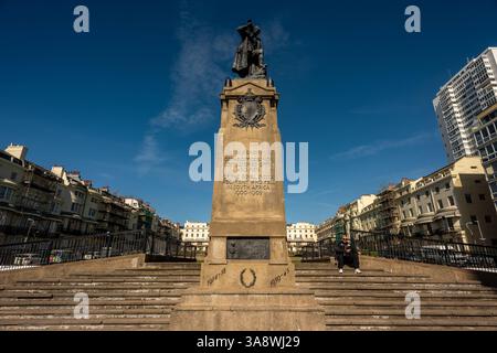 Brighton, 29. März 2025: Das Royal Sussex Regiment Memorial, auch bekannt als Bugler und das South African war Memorial am Regency Square Stockfoto