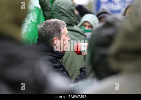 Glasgow, Schottland, Großbritannien. März 2025. Mitglieder von Celtic Ultras-Gruppen, darunter die Bhoys und die Green Brigade, versammelten sich vor der Londoner Road Police Station, um gegen die Kriminalisierung mehrerer ihrer Unterstützer vor dem schottischen Premiership-Spiel zwischen Celtic und Hearts im Celtic Park zu protestieren. Demonstranten zeigten Banner und sangen in Solidarität mit anderen Fans. Quelle: Jacob Hughes/Alamy Live News Stockfoto