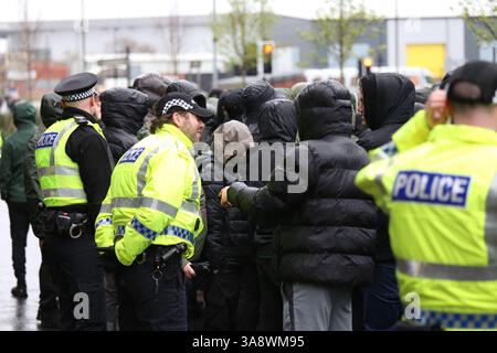 Glasgow, Schottland, Großbritannien. März 2025. Mitglieder von Celtic Ultras-Gruppen, darunter die Bhoys und die Green Brigade, versammelten sich vor der Londoner Road Police Station, um gegen die Kriminalisierung mehrerer ihrer Unterstützer vor dem schottischen Premiership-Spiel zwischen Celtic und Hearts im Celtic Park zu protestieren. Demonstranten zeigten Banner und sangen in Solidarität mit anderen Fans. Quelle: Jacob Hughes/Alamy Live News Stockfoto