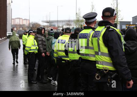 Glasgow, Schottland, Großbritannien. März 2025. Mitglieder von Celtic Ultras-Gruppen, darunter die Bhoys und die Green Brigade, versammelten sich vor der Londoner Road Police Station, um gegen die Kriminalisierung mehrerer ihrer Unterstützer vor dem schottischen Premiership-Spiel zwischen Celtic und Hearts im Celtic Park zu protestieren. Demonstranten zeigten Banner und sangen in Solidarität mit anderen Fans. Quelle: Jacob Hughes/Alamy Live News Stockfoto