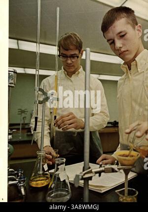 Talons '67 ist das Jahrbuch der Cooper High School für das akademische Jahr 1966-1967, in dem Schüler- und Lehrerbeiträge, Schulveranstaltungen, Clubs und sportliche Höhepunkte des Schuljahres beschrieben werden. Stockfoto
