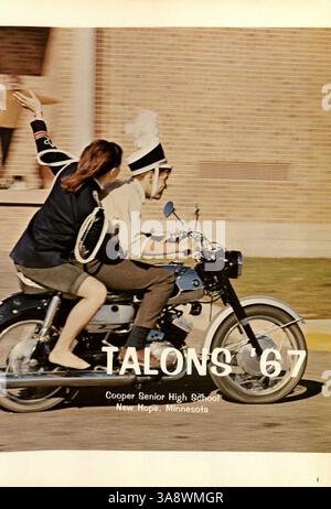 Das Jahrbuch der Cooper High School 1967, Talons, bietet eine Aufzeichnung des Schuljahres 1966-1967, in dem Schüler, Lehrer, Sportveranstaltungen, Clubs, und akademische Aktivitäten. Stockfoto