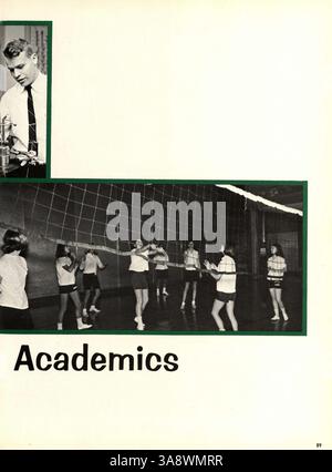 Das Jahrbuch Talons 1967 von der Cooper High School enthält eine detaillierte Aufzeichnung von Schülern, Lehrern, Schulvereinen, Sportmannschaften und Veranstaltungen aus dem akademischen Jahr 1966-1967. Stockfoto