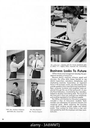 Das Talons Jahrbuch von der Cooper High School in Robbinsdale, 1967, dokumentiert Schüler, Lehrer, sportliche Aktivitäten, Clubs und wichtige Veranstaltungen aus dem Schuljahr 1966-1967. Stockfoto