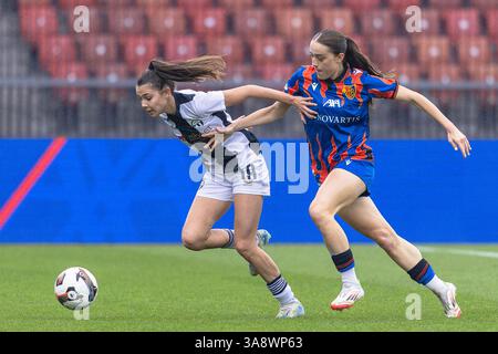 Zürich, Schweiz. März 2025. Zürich, Schweiz, 29. März 2025: Duell zwischen Borbála Vincze (19 Zürich) und Lia Kamber (8 Basel) während des AXA Womens Cup Final Fussballspiels zwischen dem FC Basel 1893 und dem FC Zürich im Letzigrund in Zürich. Philipp Kresnik (Philipp Kresnik/SPP) Credit: SPP Sport Press Photo. /Alamy Live News Stockfoto