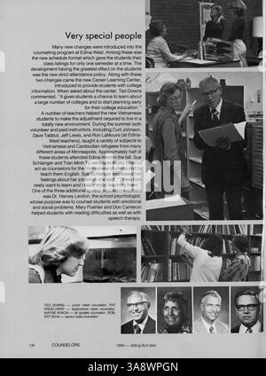 Windigo 76 ist das Jahrbuch 1976 der Edina West High School, das die Schüler, Lehrer, Leichtathletik, Clubs, und bemerkenswerte Ereignisse des akademischen Jahres 1975-1976. Stockfoto