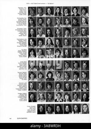 Windigo 76 ist das Edina West High Yearbook für 1976, das das Schuljahr 1975-1976 mit einem Schwerpunkt auf Studenten, Dozenten, Leichtathletik und außerschulischen Veranstaltungen dokumentiert. Stockfoto