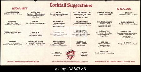 Das Charlie's Cafe Exceptionale Mittagsmenü von 1973 umfasst tägliche Mittagsspezialitäten, Bier- und Weinoptionen, Vorspeisen, Sandwiches, Suppen, Salate, Vorspeisen zum Mittagessen und Desserts mit flammenden Desserts auf der Speisekarte. Das Menü ist zweifach gefaltet und auf rosafarbenem Papier gedruckt. Stockfoto